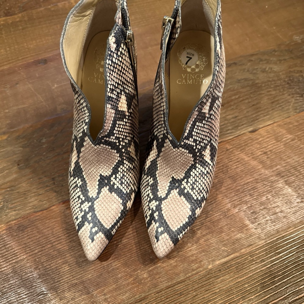 Vince Camuto Sestrinda Snake Print Pointed Toe Leather Heeled Ankle Booties Sz 7 - Picture 1 of 9
